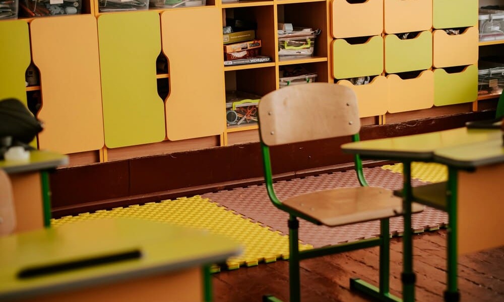 Каркасы и поверхности мебели: что выбирать для долговечности и санитарной обработки